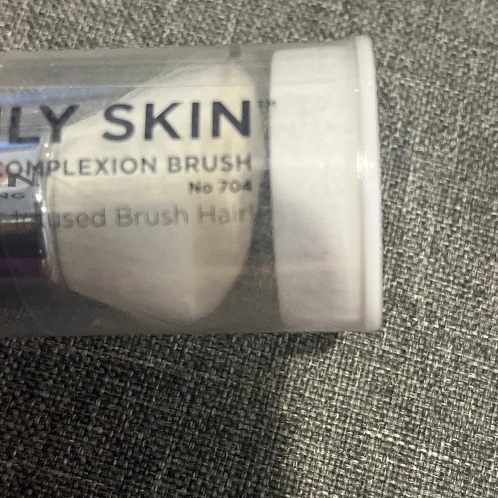 IT Cosmetics Heavenly Skin Skin-Smoothing Complexion Brush No 704 NEW SEALED!